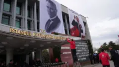 Saraçhane'deki belediye binasında tamir çalışmaları, Atatürk ve İmamoğlu'nun resimleri