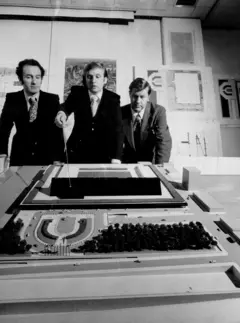 Trump em frente a maquete