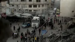 Una vista de palestinos desplazados viajando por una ruta conocida como el "camino de la muerte" para recibir paquetes de alimentos de los puntos de ayuda a pesar del intenso bombardeo israelí y la amenaza de francotiradores en Jan Yunis, Gaza.