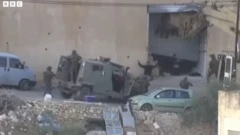 تصویری که از روی فیلم ویدئویی کشته شدن دو فلسطینی به ضرب گلوله نیروهای امنیتی اسرائیل در شهر جنین گرفته شده 