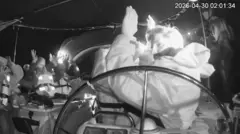 aktivisti drže ruke u vazduhu na plovilu koje su presrele izraelske snage - 30. april 2026.