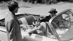 Žan Lik Godar sa Anom Karinom i Belmondom na setu 1965. godine