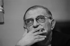 Sartre, usando óculos e fumando um cigarro
