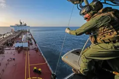 Kraljevski marinski komandosi upadaju na ruski tanker iz senke