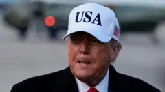 Američki predsednik Donald Tramp pred novinarima na pisti vojnog aerodroma u Detroitu