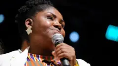 مارکز در طول یک تجمع تبلیغاتی