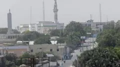 Mogadişu'da başkanlık sarayının önündeki cadde terkedilmiş gibi