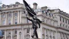 مجسمه‌ای با امضای بنکسی در لندن پدیدار شد