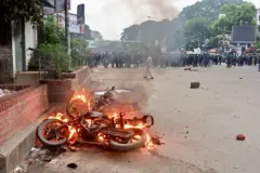 শাহাবাগে ভাঙচুর ও কয়েকটি যানবাহনে আগুন দেয় জামায়াত সমর্থকরা  