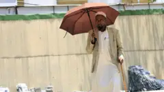 ከመስጊድ እየተመለሱ ያሉ ግለሰብ 