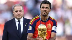 Rodri Hernández recoge la Copa del Mundo.