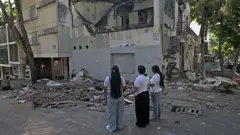 Mujeres en Cali frente a edificio