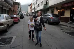 Dos mujeres asustadas en la calle después del terremoto que sacudió a Caracas