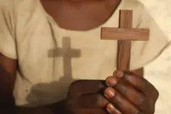 Un fidèle avec une croix