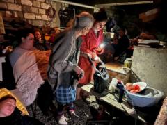 Жители Нагорного Карабаха в бомбоубежище