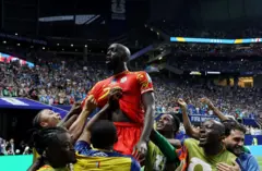 Yoane Wissa ariko na bagenziwe bariko barigima igitsindo ca gatatu mu rukino rwa nyuma rwo mu matsinda bakinye na Uzbekistan kuri Atlantata Stadium ku wa June 27, 2026 i Atlanta, Georgia. (ifoto ya Sean M. Haffey - FIFA/FIFA biciye kuri Getty Images)