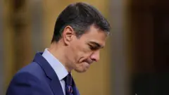 Pedro Sánchez, cabizbajo, mira sus papeles en una intervención en el Congreso de los Diputados. 