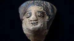 Uma cabeça de cerâmica destacada de um recipiente romano encontrada em Northamptonshire