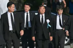 የጃፓን ጠቅላይ ሚኒስትር ሺገሩ ኢሺባ ከሶስት ሰዎች ጋር