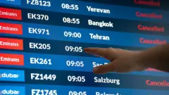 کنسل شدن پروازهای امارات از تهران و بقیه شهرهای دنیا روی تابلوی اعلانات فرودگاه