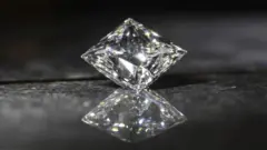 Un primer plano de un diamante creado en laboratorio.