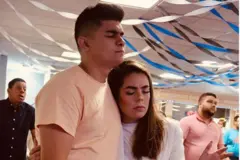 Lucas e Suyanne orando na igreja