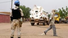 Les soldats de la paix de la MUNISMA patrouillent dans les rues de Gao, au Mali