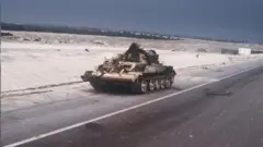 دبابة عراقية تركت على الطريق المؤدي إلى مدينة الكويت
