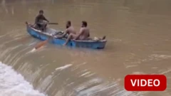 கேரளா: தடுப்பணையில் கவிழ்ந்த படகு - மூன்று பேர் உயிருடன் மீட்பு