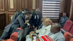 Nnamdi Kanu na ndị okaiwu ya na-enwe mkparịtaụka n'ime ụlọikpe dị n'Abuja 16 Ọktoba 2025