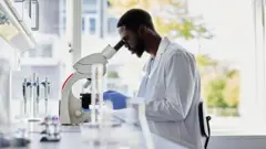 Homme noir dans un laboratoire