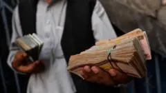 پس از سقوط نظام قبلی به دست طالبان، در سه سال اخیر پول افغانی چندبار دچار نوسان شد