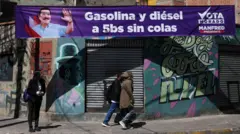 La gente pasa junto a una pancarta del candidato presidencial boliviano Manfred Reyes Villa, del partido "Súmate", en La Paz.
