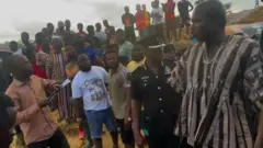 Pipo plenty stand wit one security man