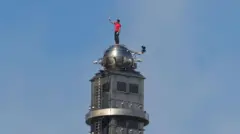 美国著名攀岩家艾力克斯·霍诺德（Alex Honnold）徒手爬上“台北101”顶端