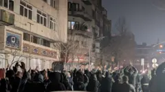 گروهی از معترضان در یکی از خیابان‌های تهران در جریان اعتراضات دی امسال و پیش از سرکوب خونین آن توسط جمهوری اسلامی ایران