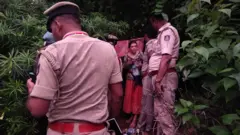 Policiais falando com uma mulher russa do lado de fora de uma caverna