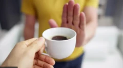 Hannu rike da kofin gahawa