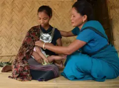 Wata ma'aikaciyar lafiya na yi wa mace bayani kan amfanin shayar da nonon uwa