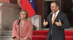Rosa Yolanda Villavicencio, canciller colombiana, e Yvan Gil, de Venezuela, de izquierda a derecha en el Palacio de Miraflores de Caracas el pasado 13 de marzo.