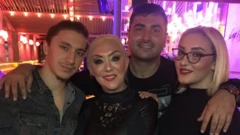 Güllü, oğlu ve kızı birlikte bir fotoğraf çektiriyor.