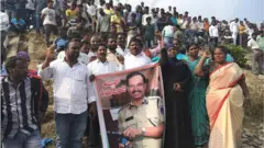 నిందితుల ఎన్‌కౌంటర్ తరువాత సజ్జనార్ ఫ్లెక్సీతో ప్రజలు
