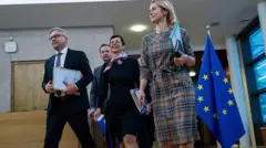 Kaja Kallas, Marta Kos ve Magnus Brunner, 15 2025 tarihinde Brüksel"deki Avrupa Komisyonu’nun genel merkezinde düzenlenen Avrupa Komisyonu Üyeleri Kurulu toplantısında.