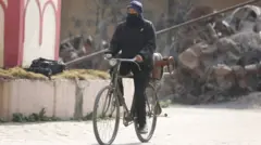 साइकलमा ग्यास सिलिन्डर हालेर डोहोर्‍याउँदै एक उपभोक्ता