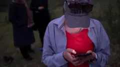 دختری با موبایل