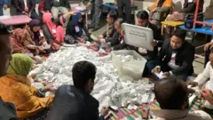 নির্বাচনে সংখ্যাগরিষ্ঠ দলের নেতাকে সরকার গঠনের আমন্ত্রণ জানান রাষ্ট্রপতি