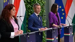 (L–P) rzeczniczki rządu Węgier Eva Magyar, premier Peter Magyar oraz Anita Kobol podczas konferencji prasowej po posiedzeniu rządu w Budapeszcie, Węgry, 18 maja 2026 r.