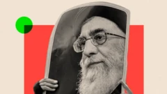 Женщина с плакатом верховного лидера Ирана