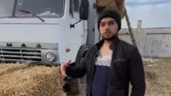 samanyığan oğlan "Necə yaşayırsan? Bizə danış!"