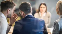 Мажлисда бир эркак иккинчси қулоғига гапираётган лаҳза